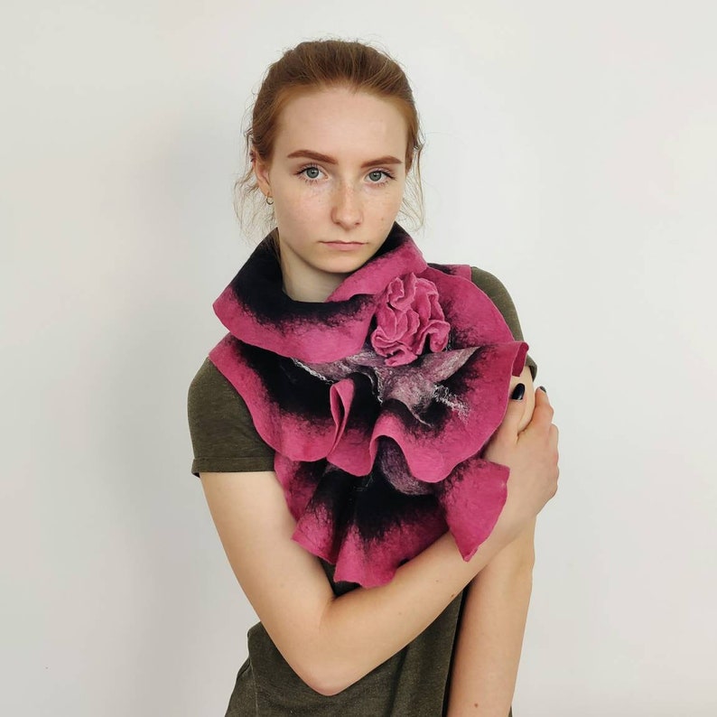 Scarf Felt Ruffled Wavy Collar Pink Black Color Soft Merino Scarflette