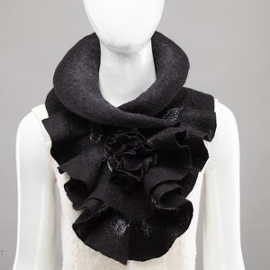 Scarf felt - Ruffled wavy collar - Black grey color - Soft merino wool - Gift under 50