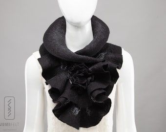 Scarf felt - Ruffled wavy collar - Black grey color - Soft merino wool - Gift under 50