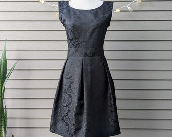 50er Jahre Stil schwarzes Brokatkleid in X-Linie - Damengröße S/4-6