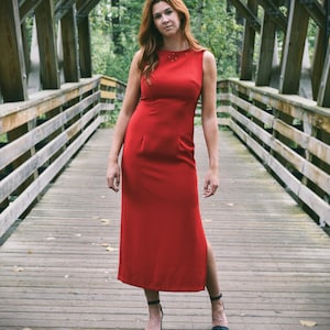 1980&#39;s/1990&#39;s Embroidered Red Keyhole Evening Gown - Women&#39;s Size 8/M