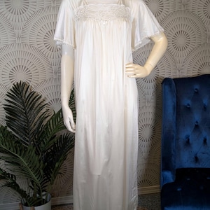 Vintage Cream & Lace Short Sleeve Nightgown - women&#39;s size M
