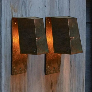 Conjunto de 2 arandelas de cobre, luminária pendente de parede externa com pátina, luminária pendente triangular, luminária externa de cobre oxidado, arandela decorativa externa.