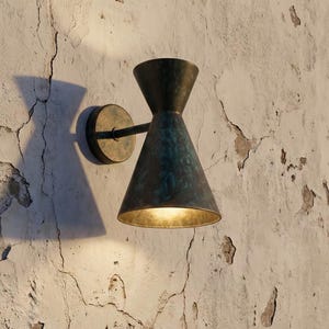 Aplique de pared exterior de cobre oxidado, lámpara con pátina verde, lámpara exterior hecha a mano, aplique rústico moderno para porche y patio.