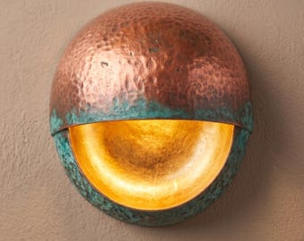Aplique de pared de cobre martillado, luz con pátina verde, lámpara de pared rústica moderna hecha a mano, luminaria de luz cálida, aplique de mesita de noche.