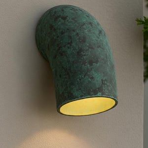 Aplique de pared exterior de cobre oxidado, lámpara tubular vintage con pátina verde, lámpara exterior rústica moderna hecha a mano para patio, porche y entrada.