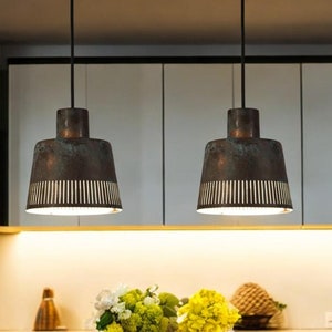 Juego de 2 lámparas colgantes vintage de cobre con pátina verde