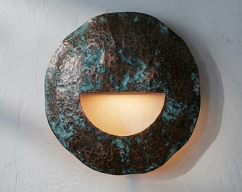 Oxidized Copper Wall Sconce – Handcrafted Verdigris Patina Light – Modern Organic Lamp – Sculptural Half Moon Glow – Luxury Rustic Lighting