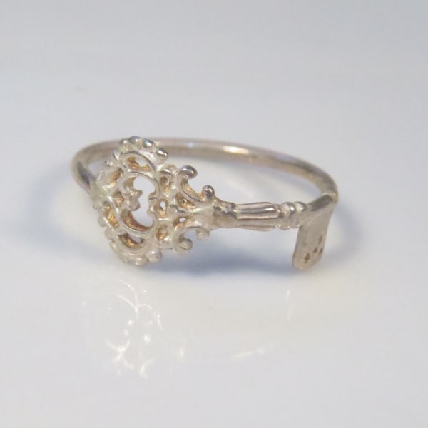 clave anillo, anillo de plata de ley con pequeñas joyas clave, todos los días
