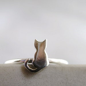 Cat ring, Sterling Silver, tiny kitten, animal jewelry, stacking ring image 2