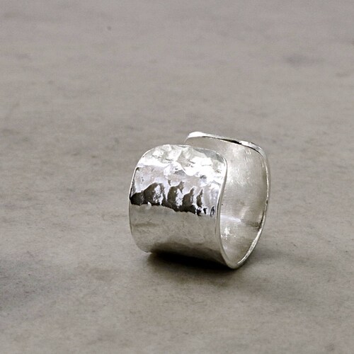 Pendiente de oreja de plata de ley martillada, ancho para la oreja