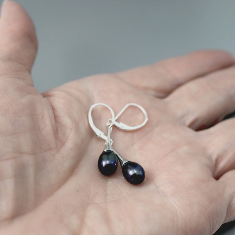 Boucles d'oreilles pendantes en perles et en argent sterling, véritables bijoux en perles d'eau douce foncées image 6