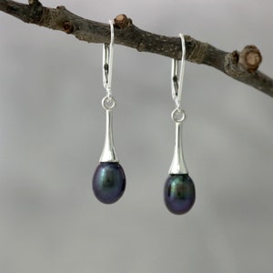 Boucles d'oreilles pendantes en perles et en argent sterling, véritables bijoux en perles d'eau douce foncées image 1