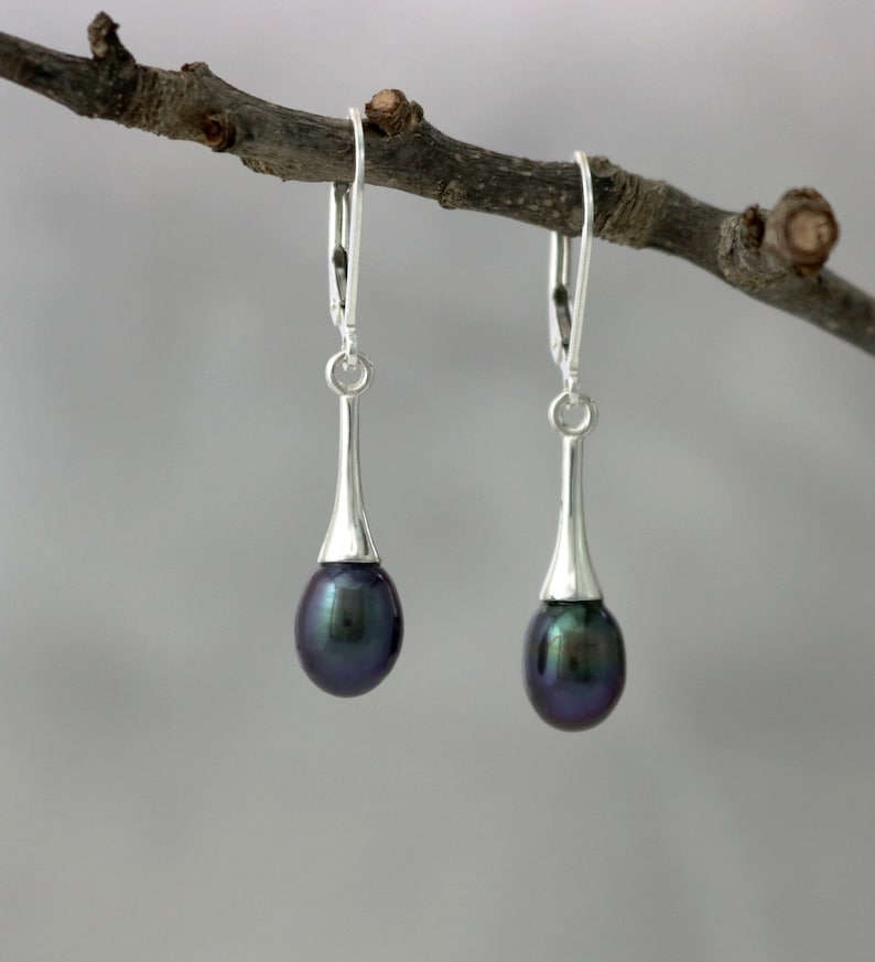 Boucles d'oreilles pendantes en perles et en argent sterling, véritables bijoux en perles d'eau douce foncées image 1