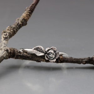 R8SS25 Little Flower Ring