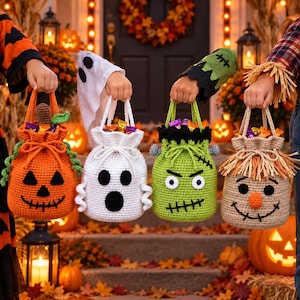 Pode incluir: Quatro sacos de crochê para doces de Halloween com designs de personagens: uma abóbora laranja, um fantasma branco, um monstro verde com costuras e um espantalho bege com franjas. Cada saco tem um fecho de cordão e contém doces coloridos.