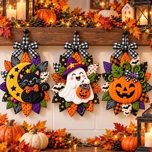 Może przedstawiać: Trzy pikowane ozdoby ścienne na Halloween przedstawiające czarnego kota na żółtym półksiężycu, białego ducha w fioletowym kapeluszu trzymającego dynię oraz dynię z wyciętą twarzą, każda ozdobiona czarno-białą kokardą w kratę.