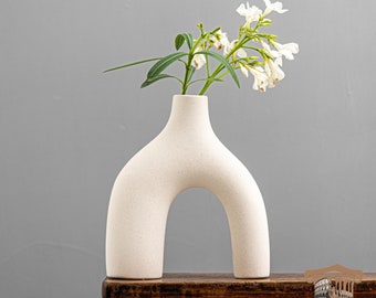Unser Set aus 2 runden hohlen Keramikvasen, Donut-Vasen, ist mit nordischer Eleganz gefertigt und verkörpert raffiniertes Innendesign.