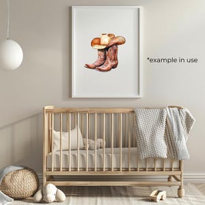Op de afbeelding: Een aquarel-illustratie van een paar bruine cowboylaarzen met een beige cowboyhoed erop. De illustratie is op een witte achtergrond.