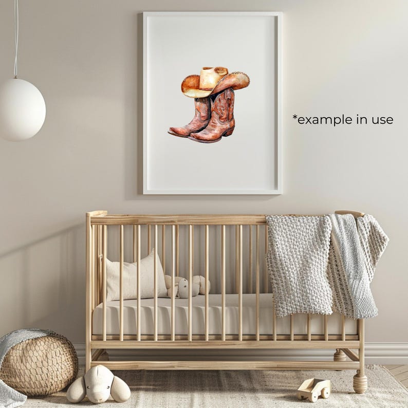 Op de afbeelding: Een aquarel-illustratie van een paar bruine cowboylaarzen met een beige cowboyhoed erop. De illustratie is op een witte achtergrond.