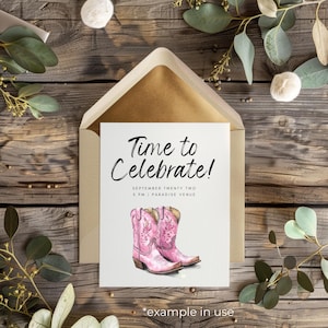 Op de afbeelding: Een witte kaart met de tekst "Time to Celebrate!" in zwarte cursieve letters. De kaart bevat ook de tekst "September Twenty Two, 5 PM | Paradise Venue" in zwarte letters. De kaart toont een aquarel-illustratie van twee roze cowboylaarzen met zwarte stiksels op een witte achtergrond.