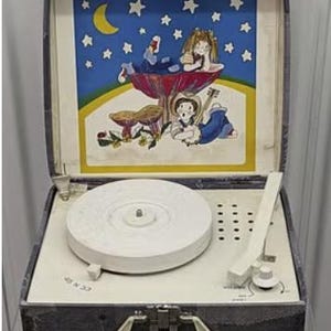 Tocadiscos antiguo para niños: hallazgo poco común