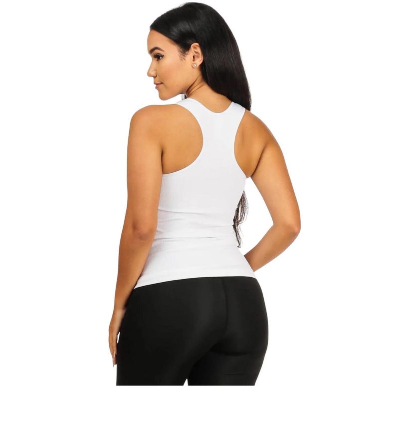 Peut inclure: D&eacute;bardeur blanc c&ocirc;tel&eacute; avec un dos nageur. Le d&eacute;bardeur est associ&eacute; &agrave; un legging noir. Le mod&egrave;le est de profil, avec de longs cheveux noirs.