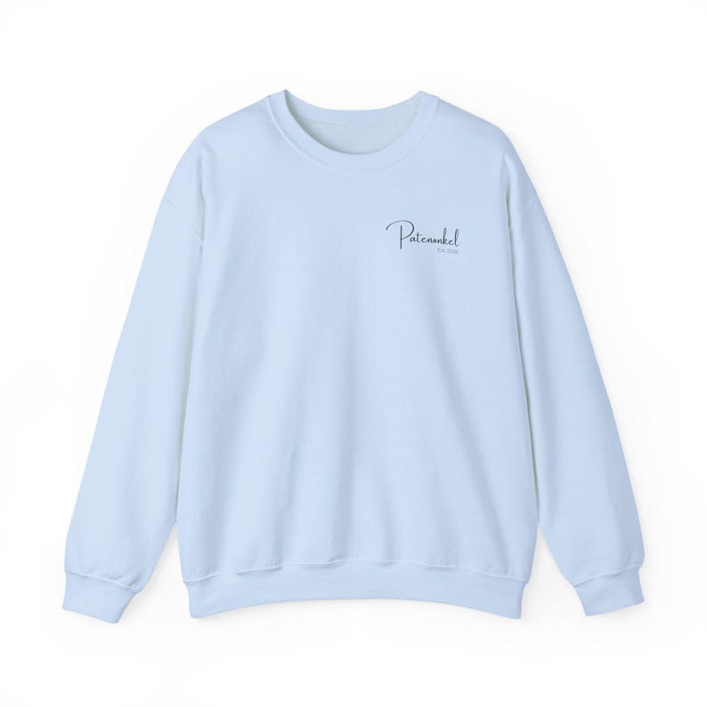 Puede incluir: Una sudadera de color azul claro con cuello redondo, mangas largas y pu&ntilde;os, cuello y dobladillo acanalados. En la parte superior izquierda del pecho, el texto "Patenonkel" est&aacute; impreso en una elegante fuente cursiva, con "Est. 2024" debajo.
