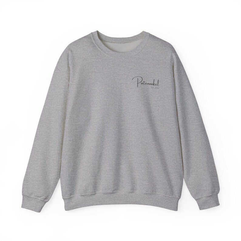 Puede incluir: Una sudadera de color gris jaspeado con cuello redondo y manga larga, que presenta una peque&ntilde;a inscripci&oacute;n en cursiva de color gris oscuro en la parte superior izquierda del pecho con el texto Patenonkel est. 2024. Tiene pu&ntilde;os y dobladillo acanalados.