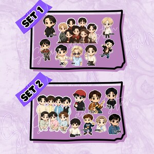 Puede incluir: Dos hojas rectangulares de pegatinas con ilustraciones estilo chibi de siete individuos. El set 1 muestra varias poses y atuendos con etiquetas como Suga, Jimin, JK, RM y Jin. El set 2 incluye agrupaciones adicionales y figuras individuales.