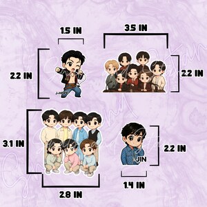 Puede incluir: Cuatro pegatinas de vinilo con ilustraciones estilo chibi de m&uacute;sicos. Una pegatina muestra a J-Hope, otra a Jin y dos muestran retratos de grupo. Las dimensiones indicadas son 3,8 por 5,6 cm, 8,9 por 5,6 cm, 7,1 por 7,9 cm y 3,6 por 5,6 cm.