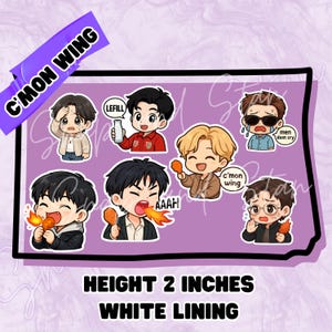 Puede incluir: Un conjunto de siete pegatinas estilo chibi sobre un fondo morado. Las pegatinas muestran varias expresiones, incluyendo personajes comiendo pollo frito con llamas, sosteniendo una botella de leche y llorando. Texto: C'MON WING, LEFILL, AAAH y men dont cry. Altura 5,08 cm, borde blanco.