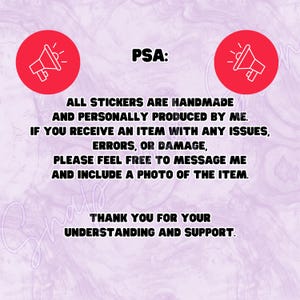 Puede incluir: Un fondo morado claro con un aviso PSA en texto negro que indica que todas las pegatinas est&aacute;n hechas a mano y producidas por el creador. Incluye instrucciones para contactar al creador con una foto si hay problemas, errores o da&ntilde;os.