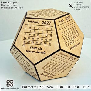 Puede incluir: Un calendario dodecaedro de madera para 2027 con meses, fechas y frases grabadas con láser como Chill air warm hearts y Sprouting hope. El diseño incluye opciones de grosor de material de 2,6 mm, 3 mm, 3,2 mm y 4 mm para corte láser.