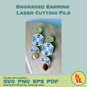 Op de afbeelding: Oorbellen met een blauw en wit bloemmotief, gouden accenten en goudkleurige oorhaken. De oorbellen worden getoond op een houten oppervlak. Tekst op de afbeelding luidt "Engraved Earring Laser Cutting File" en "Instant Digital Download."