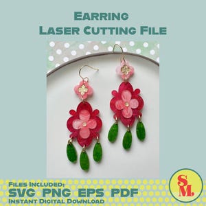 Może przedstawiać: Para kolczyków wyciętych laserowo z kwiatowym wzorem. Kolczyki mają różowe, czerwone i zielone kolory. Tekst "EARRING LASER CUTTING FILE" znajduje się na górze obrazu. Na dole obrazu znajduje się tekst "SVG PNG EPS PDF INSTANT DIGITAL DOWNLOAD".