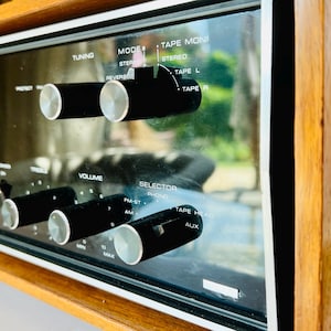 ゴージャスなウォールナット製ステレオレシーバー（日本製、1968年製）