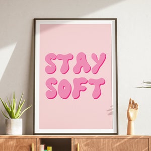 Stay Soft Poster – Starke Frau, Feministische Wandkunst, Girl Power Wanddeko, Deko für den Schlafsaal, Geschenk für Sie, Wandbild, Frau