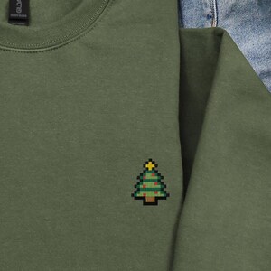 Besticktes Weihnachtsbaum-Sweatshirt | Pixel Art Pullover | Weihnachtsgeschenk | Retro WeihnachtsHoodie | Festliches Wintergeschenk