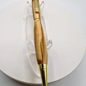 A beautiful twist pen with gold fittings with a cross clip and finished with Bethlehem olive wood..comes with a certificate of authenticity