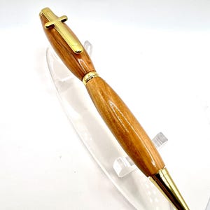 A beautiful twist pen with gold fittings with a Cross clip and finished with Bethlehem olive wood..comes with a certificate of authenticity.