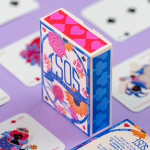 Un mazzo di 54 carte da gioco ISOS illustrate a mano, formato poker, ispirato al simbolismo vegetale e alla monarchia francese