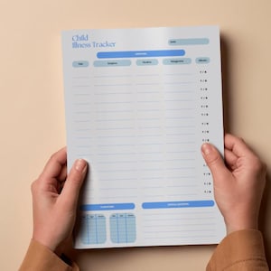 Può includere: Un foglio stampabile "Child Illness Tracker" azzurro e bianco. Il foglio è tenuto in mano e presenta sezioni per sintomi, durata e farmaci. La parte superiore del foglio ha il titolo "Child Illness Tracker".