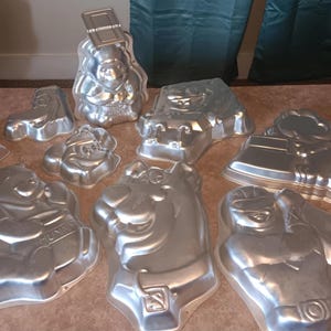 Vintage Wilton Character Cake Pans: Pooh, Garfield, Goofy, and More - Set of 10