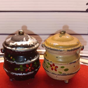 Vintage Kettle Salt and Pepper Shakers: Metal Floral Design