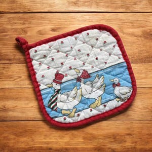 Vintage Christmas Geese Pot Holder | Quilted Cotton | 80s Country Kitchen Decor | Dressed Duck Potholder | Holiday Farmhouse | Gift for Cook