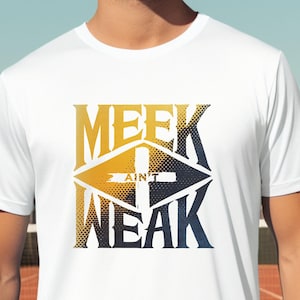 Może przedstawiać: Biała koszulka z nadrukiem graficznym, który głosi "MEEK AIN'T WEAK" w kształcie rombu z żółto-niebieskim gradientem.