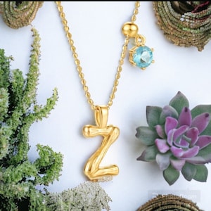 Collar Oro 18Kt con Gema, Collar Letras con Gema, Hermoso Collar con Gema