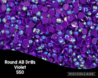 Puede incluir: Primer plano de un montón de taladros redondos AB violetas. Los taladros tienen un acabado brillante e iridiscente que refleja múltiples colores. El texto "Round AB Drills Violet 550" está en la parte inferior de la imagen.