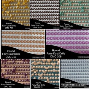 Könnte beinhalten: Eine Sammlung von acht Sets runder Fairy Dust Drills für Diamond Painting, beschriftet mit den DMC-Codes 741, 938, 959, 758, 209, 550, 819 und 415. Jeder Abschnitt zeigt Reihen kleiner, runder, funkelnder Perlen in Gelb, Braun, Türkis, Pfirsich, Lila, Dunkelviolett, Creme und Hellgrau.
